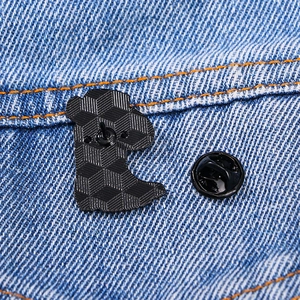 Broche émaillée fer à cheval cœur et chapeau de cow-boy sur denim avec fermoir en gomme