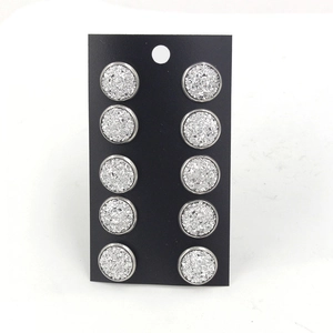 Lot de cinq paires de boucles d'oreilles rondes argentées sur emballage carton noir