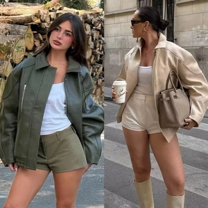 Set giacca vintage oversize in ecopelle verde scuro e beige per uno stile street casual