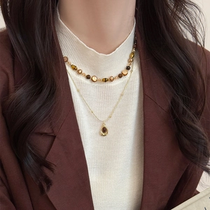 Collier superposé vintage avec perles œil de tigre et pendentif goutte d'eau dorée