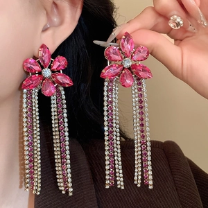 Boucles d'oreilles pendantes fleurs roses avec strass et longs pompons en cristal