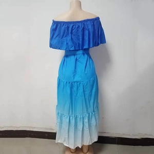 Detail des schulterfreien Volant-Ausschnitts am blauen Maxikleid mit Farbverlauf