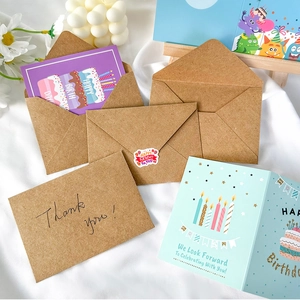 Vue détaillée d'un ensemble de cartes d'anniversaire DIY avec enveloppes kraft