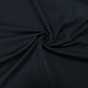 Gros plan détaillé du tissu noir élastique montrant la texture douce et les plis
