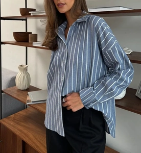Détail de la chemise à manches longues à rayures bleues et blanches en style bureau