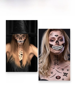 Détails des tatouages d'Halloween pour le visage avec motifs squelette et citrouille
