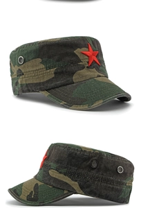 Detail van katoenen camouflage pet met platte bovenkant, rode ster en metalen oogjes