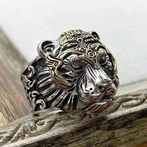 Makroaufnahme von Retro-Tigerkopf-Ring mit silbernem und goldenem Finish im Rocker-Stil