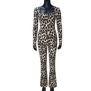 Eng anliegender Overall mit Leopardenmuster, quadratischem Ausschnitt und Schlaghose