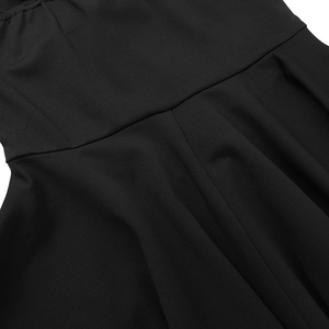 Detailansicht des schwarzen eleganten Rocks mit Nähten und Stoffbeschaffenheit