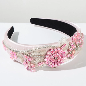 Dettaglio macro del cerchietto barocco con cristalli rosa e ricami floreali fatti a mano