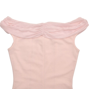 Detail eines eleganten rosa schulterfreien Kleides mit gefaltetem Mesh-Ausschnitt und Stoff