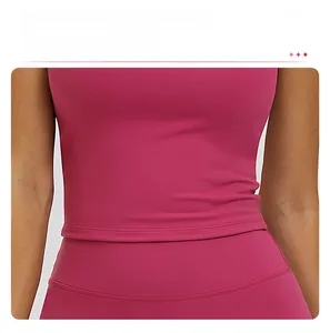 Détail du débardeur de yoga compressif avec ourlet allongé pour le contrôle du ventre
