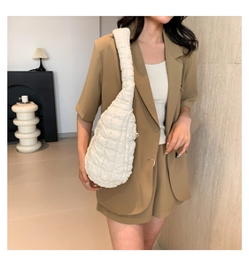 Gros plan détaillé d'un sac à bandoulière blanc matelassé avec texture bouffante