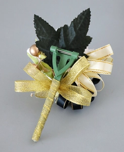 Vue détaillée du dos de la boutonnière de mariage avec épingle pour une fixation sûre