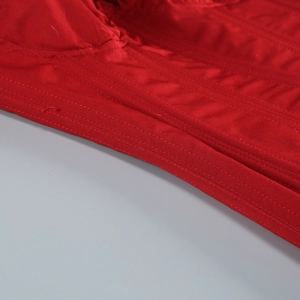 Gros plan détaillé du tissu corset rouge avec coutures parallèles renforcées de précision