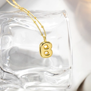 Dettaglio del ciondolo a lettera B palloncino 3D placcato oro 18K con catena a sfere