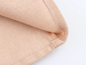 Gros plan sur la texture du lin et les coutures soignées de cette robe de plage d'été