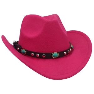 Détail d'un chapeau de cowboy en feutre rose avec clous turquoise et bande noire