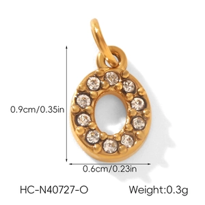 Vue détaillée du pendentif lettre O doré avec cristaux et dimensions de 0,9 cm