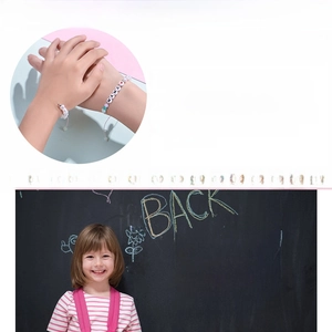 Détail de l'ensemble de bracelets en perles MAMA et MINI avec cordon réglable