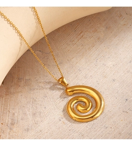 Detailansicht einer goldenen Spiralkette auf einem texturierten Steinsockel im Licht
