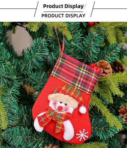 Vue détaillée d'une petite chaussette de Noël rouge avec bonhomme de neige décoré