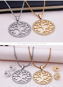Détail de la parure Arbre de Vie avec pendentif en strass et boucles d'oreilles assorties