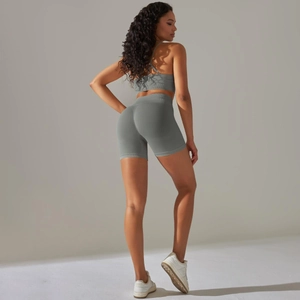 Nahaufnahme der High-Waist Yoga-Shorts mit Push-up-Effekt und nahtlosem Texturdesign