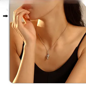 Detail einer Muschel-Halskette mit Perle auf 18k vergoldeter Kette am Dekolleté
