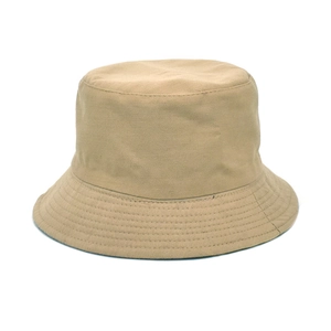 Détail du sergé de coton kaki avec coutures renforcées sur le bord du chapeau bob unisexe