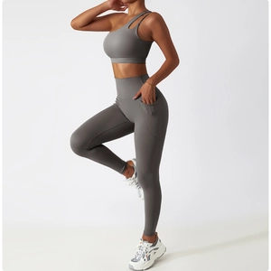 Détail du soutien-gorge de sport à une épaule gris foncé et legging à poche latérale