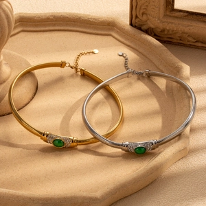 Collana vintage francese in acciaio al titanio con zircone smeraldo e catena a molla