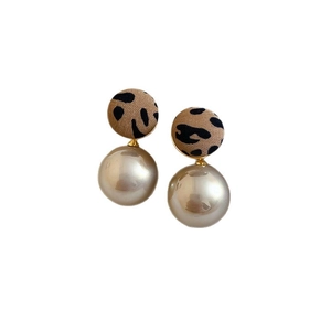 Boucles d'oreilles en tissu léopard avec perles champagne et tiges en argent pour femmes