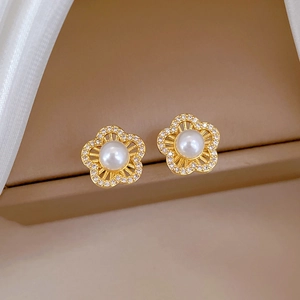 Boucles d'oreilles fleurs en titane doré avec perles blanches et cristaux pavés
