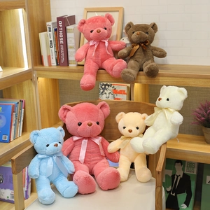Grupo de ositos de peluche de colores en un estante de madera y silla