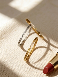 Detail van de honingraatstructuur en zirkonia op gouden en zilveren armbanden