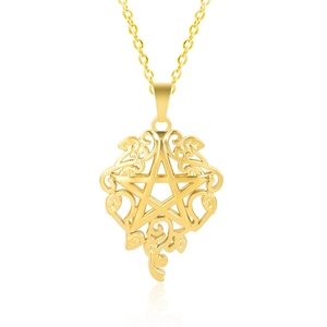 Vue macro d'un pendentif étoile en acier plaqué or 18K avec motif de feuilles ciselées
