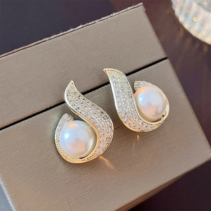 Elegant fishtail drop earrings with white pearls and sparkling zircons in gold plating