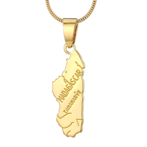Détail macro du pendentif carte de Madagascar plaqué or 18 carats avec gravure
