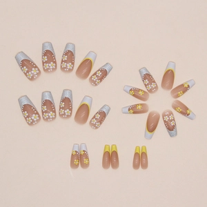Faux ongles ballerine français avec motifs de marguerites jaunes et paillettes argentées