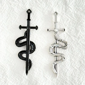 Pendentifs épée vintage en alliage avec serpent enroulé en noir et argenté
