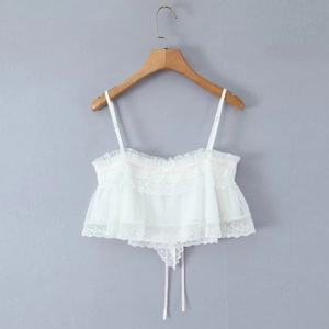 Weißes Spitzen-Camisole-Top mit rosa Schleifen-Akzenten und Rüschendetails