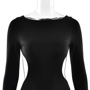 Détail frontal de la robe moulante noire à manches longues avec taille ajustée sur mannequin