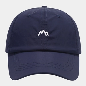 Gros plan sur la broderie de montagne et le tissu respirant de la casquette bleu marine