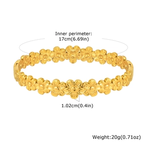 Detail showing dimensions of gold floral hollow heart bracelet with 17cm inner perimeter