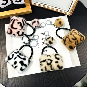 Nahaufnahme von Mini-Taschen-Schlüsselanhängern aus Plüsch mit Leopardenmuster