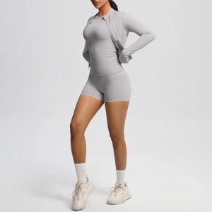 Détail de l'ensemble de sport trois pièces gris fumé pour femme avec veste et short taille haute