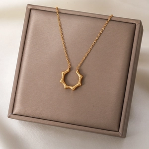 Collier élégant en acier titane doré avec pendentif tournesol sur soie et écrin