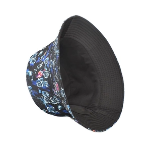 Détail du chapeau bob à fleurs avec doublure noire et bordure cousue précise